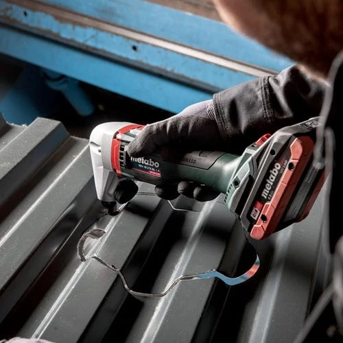 Metabo NIV 18 LTX BL 1.6 - 18V Cordless Nibbler (Bare Tool) 601614850 4 Metabo NIV 18 LTX BL 1.6 - 18V Cordless Nibbler (Bare Tool) 601614850 - Image 4